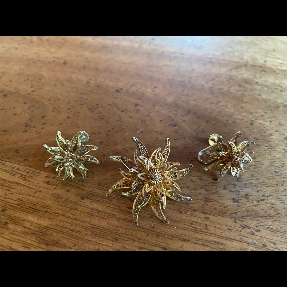 Beautiful unique vintage matching Gold Pin and Earrings set - Picture 6 of 6